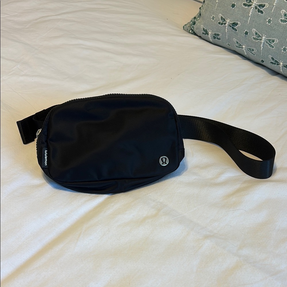 Lululemon everywhere belt bag